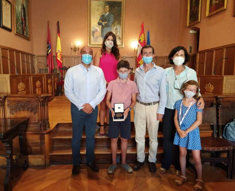 Visita al Ayuntamiento de descendientes del General Pérez de Herrasti