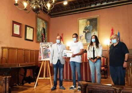 Carnaval del Toro. Entrega de diploma al ganador del concurso de carteles