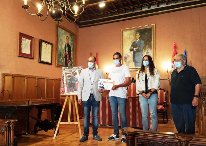 Carnaval del Toro. Entrega de diploma al ganador del concurso de carteles