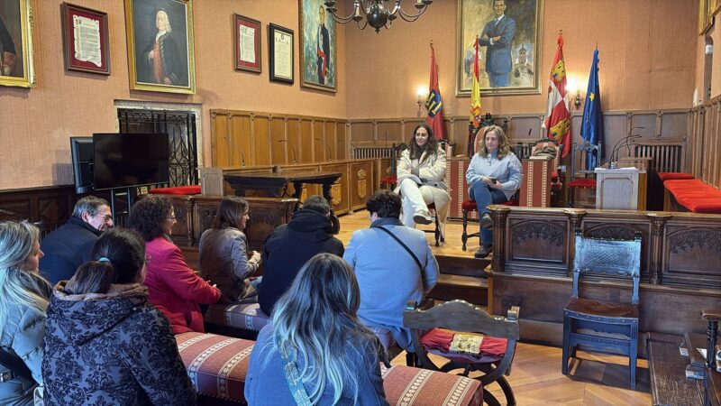 El Ayuntamiento acuerda trasladar el II Mercado Navideño a la Plaza del Buen Alcalde tras reunirse con comerciantes y artesanos